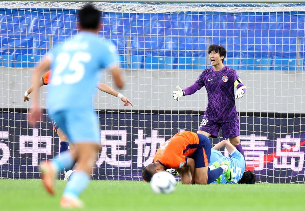 杏彩体育官方网站-门将牟鹏飞表现神勇屡献神扑，青岛海牛客场一球小负遭遇开局两连败